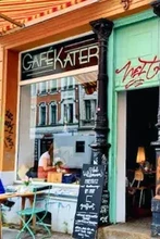 Café Kater Leipzig – gemütliches Szene-Café in Plagwitz mit alternativer Atmosphäre und hausgemachten Spezialitäten