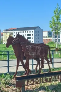 Jahrtausendfeld in Leipzig-Plagwitz – kreativer Freiraum mit Kunstobjekten, Wiese und offenen Strukturen