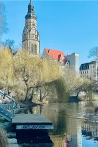 Karl-Heine-Kanal in Leipzig mit Uferwegen und Brücken