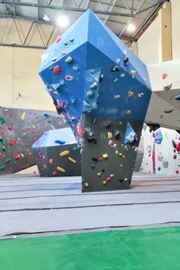 KOSMOS Boulderhalle Leipzig – moderne Kletterhalle mit vielseitigen Boulderwänden in Plagwitz