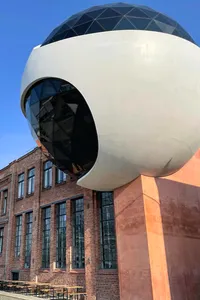 Oscar Niemeyer Sphere in Leipzig-Plagwitz – futuristische Glaskugel des brasilianischen Architekten, genutzt als Veranstaltungsort und Restaurant