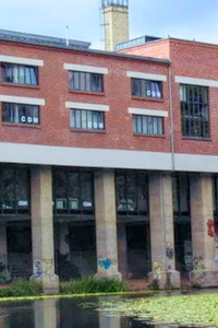 Stelzenhaus Leipzig – historische Lagerhalle am Industriehafen mit moderner Architektur über dem Wasser