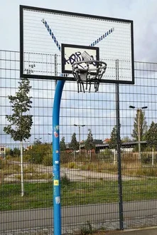 Ballspielfeld am Bürgerbahnhof Plagwitz – multifunktionales Sportfeld für Fußball, Basketball und Freizeitaktivitäten