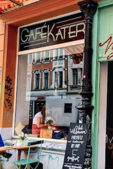 Café Kater Leipzig – gemütliches Szene-Café in Plagwitz mit alternativer Atmosphäre und hausgemachten Spezialitäten