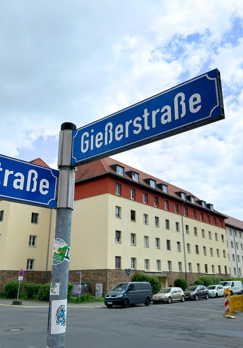 Straßenschild Gießerstraße 50 in Leipzig-Plagwitz vor Wohnhäusern bei Kulagin Vermietung