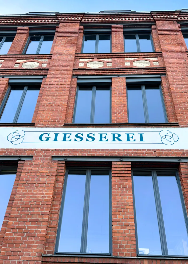 Fassade der historischen Gießerei in der Gießerstraße 50, Leipzig-Plagwitz mit roten Backsteinmauern
