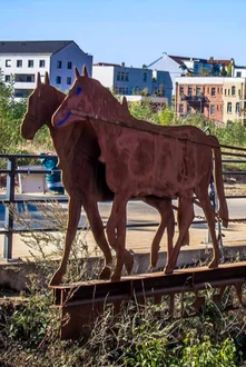 Jahrtausendfeld in Leipzig-Plagwitz – kreativer Freiraum mit Kunstobjekten, Wiese und offenen Strukturen