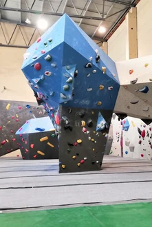 KOSMOS Boulderhalle Leipzig – moderne Kletterhalle mit vielseitigen Boulderwänden in Plagwitz
