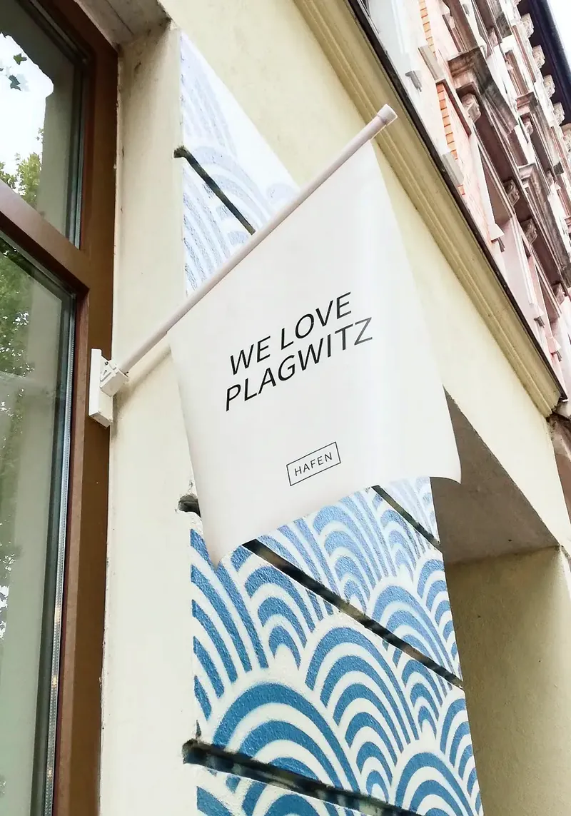 Fahne mit Aufschrift We Love Plagwitz vor einem Haus im Stadtteil Leipzig-Plagwitz