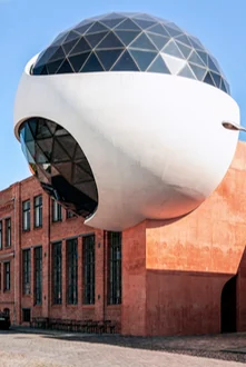 Oscar Niemeyer Sphere in Leipzig-Plagwitz – futuristische Glaskugel des brasilianischen Architekten, genutzt als Veranstaltungsort und Restaurant