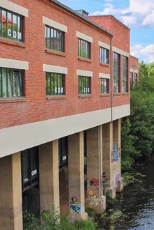 Stelzenhaus Leipzig – historische Lagerhalle am Industriehafen mit moderner Architektur über dem Wasser