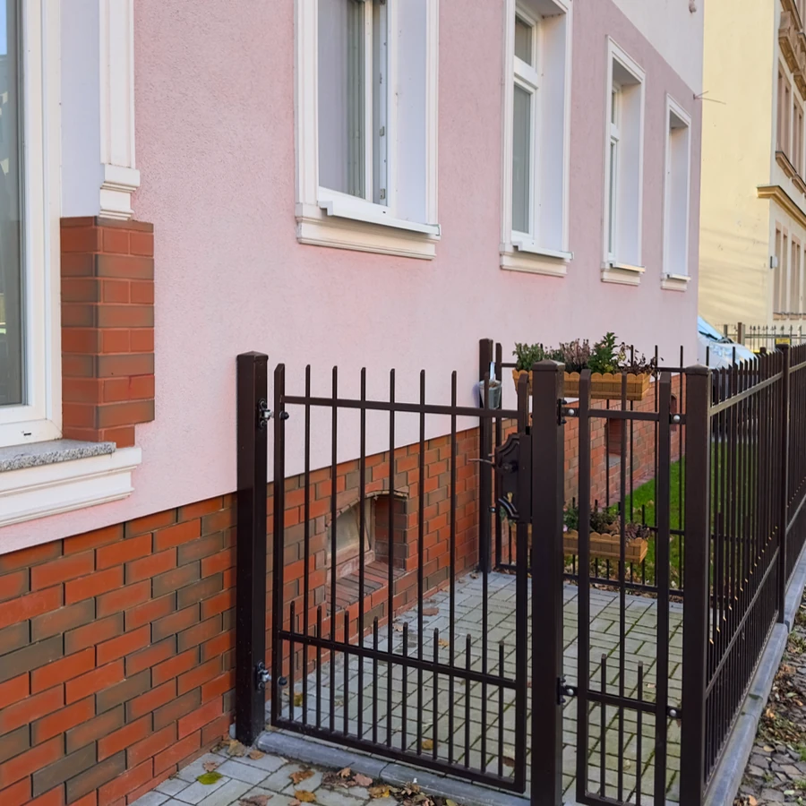 Hausansicht mit Vorgartenzaun – Gießerstraße 50, Leipzig-Plagwitz | Kulagin Vermietung
