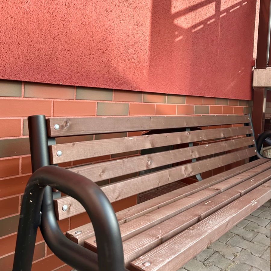 Innenhof mit Sitzbank – Gießerstraße 50, Leipzig-Plagwitz | Kulagin Vermietung