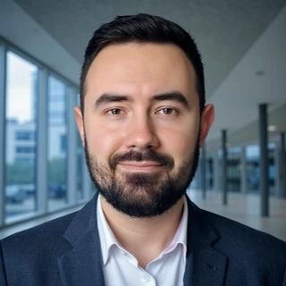 Porträt von Max Kulagin, M.A. Controlling & Wirtschaftsprüfung Porträt von Max Kulagin, M.A. Controlling & Wirtschaftsprüfung – zuständig für Verwaltung, Buchhaltung und Mietermanagement bei Kulagin Vermietung in Leipzig-Plagwitz