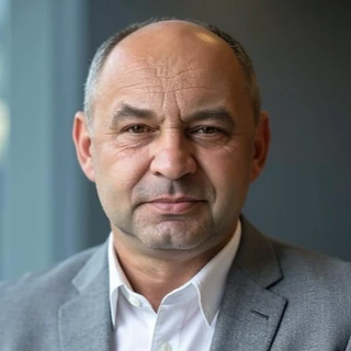 Porträt von Sergej Kulagin, Dipl. Ing. Elektrotechnik Porträt von Sergej Kulagin, Dipl. Ing. Elektrotechnik – verantwortlich für Handwerk, Sanierung und Instandhaltung bei Kulagin Vermietung in Leipzig-Plagwitz