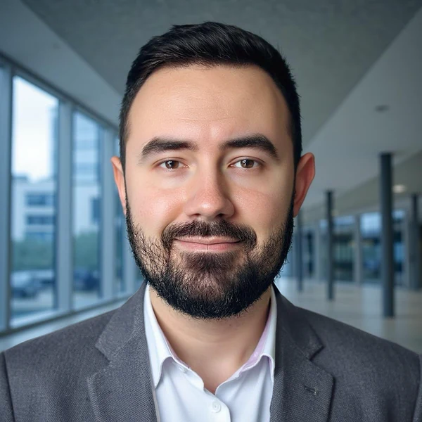 Porträt von Max Kulagin, M.A. Controlling & Wirtschaftsprüfung – zuständig für Verwaltung, Buchhaltung und Mietermanagement bei Kulagin Vermietung in Leipzig-Plagwitz