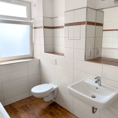 Badezimmer der 3-Zimmer-Wohnung – WC und Waschbecken Badezimmer der 3-Zimmer-Wohnung in Leipzig-Plagwitz mit WC und Waschbecken