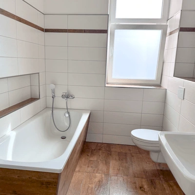 Badezimmer mit Badewanne in der 3-Zimmer-Wohnung Badezimmer mit Badewanne in der 3-Zimmer-Wohnung in Leipzig-Plagwitz