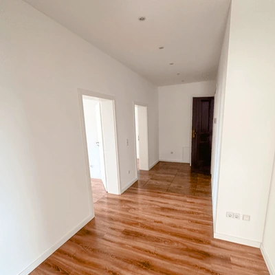 Langer Flur der 3-Zimmer-Wohnung – verbindet alle Räume Langer Flur der 3-Zimmer-Wohnung in Leipzig-Plagwitz mit Zugang zu den Räumen
