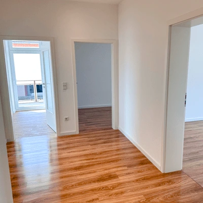 Flur mit Zugängen zu den Wohnräumen der 3-Zimmer-Wohnung Fluransicht der 3-Zimmer-Wohnung in Leipzig-Plagwitz mit Raumzugängen