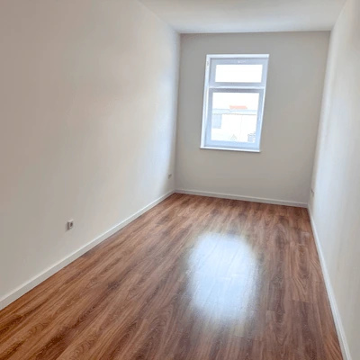 Zimmer 1 der 3-Zimmer-Wohnung – mit großem Fenster Zimmer 1 der 3-Zimmer-Wohnung in Leipzig-Plagwitz mit großem Fenster