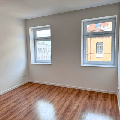 Wohnzimmer der 3-Zimmer-Wohnung – große Fensterflächen Wohnzimmer der 3-Zimmer-Wohnung in Leipzig-Plagwitz mit großen Fensterflächen