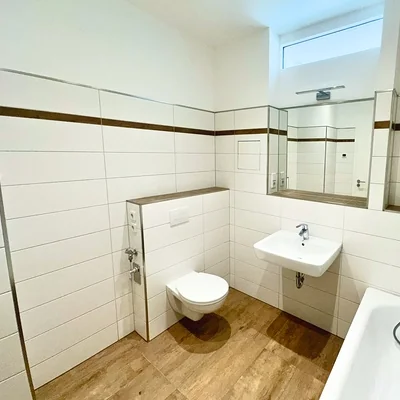 Badezimmer der Wohnung in Leipzig-Plagwitz mit Waschbecken, WC und Badewanne