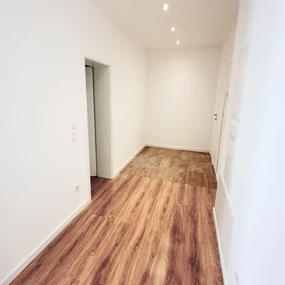 Langer Flur der Wohnung in Leipzig-Plagwitz mit direktem Zugang zu den Wohnräumen