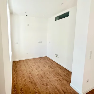 Küche mit Doppelzeile in der Wohnung Leipzig-Plagwitz – ideal für viel Arbeitsfläche