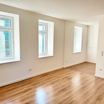 Moderner Küchenbereich der Wohnung in Leipzig-Plagwitz mit viel Platz für Einbauten