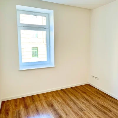 Helles Schlafzimmer der Wohnung in Leipzig-Plagwitz mit großem Fenster und Tageslicht