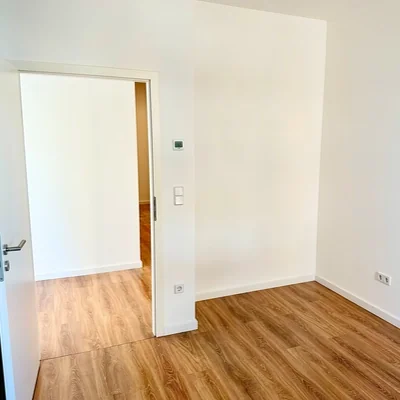 Schlafzimmer der Wohnung in Leipzig-Plagwitz mit hellem Laminatboden und großem Fenster